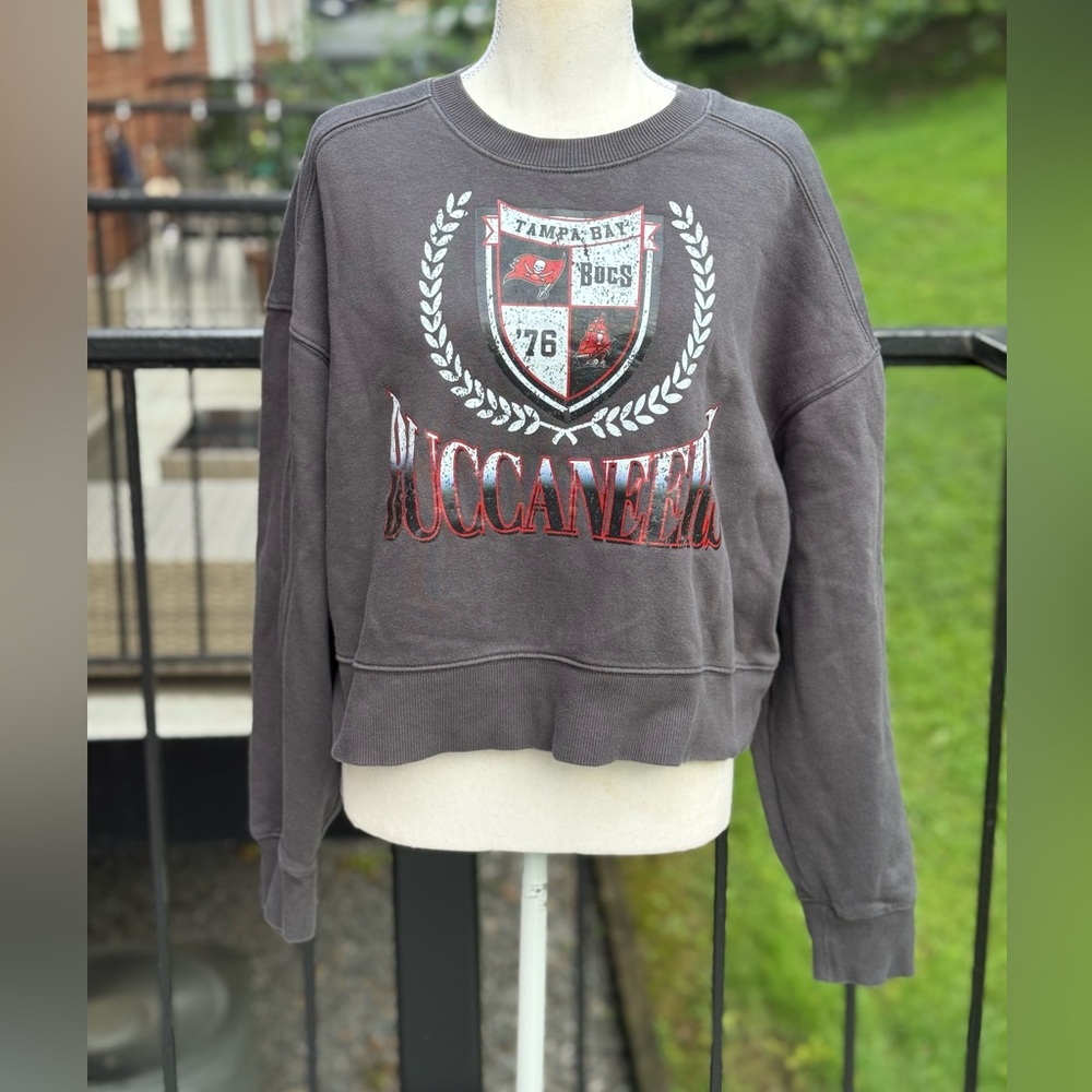 WEAR by Erin Andrews Tampa Bay Buccaneers Women's Cropped Sweatshirt Size XL